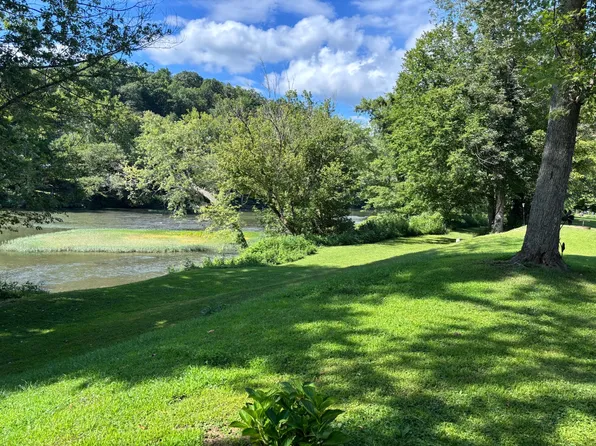 988 S Emerald Isle, Alderson, WV 24910