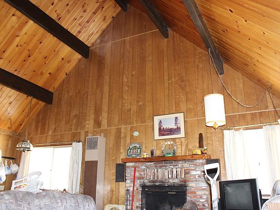 Vaulted ceiling, fireplace