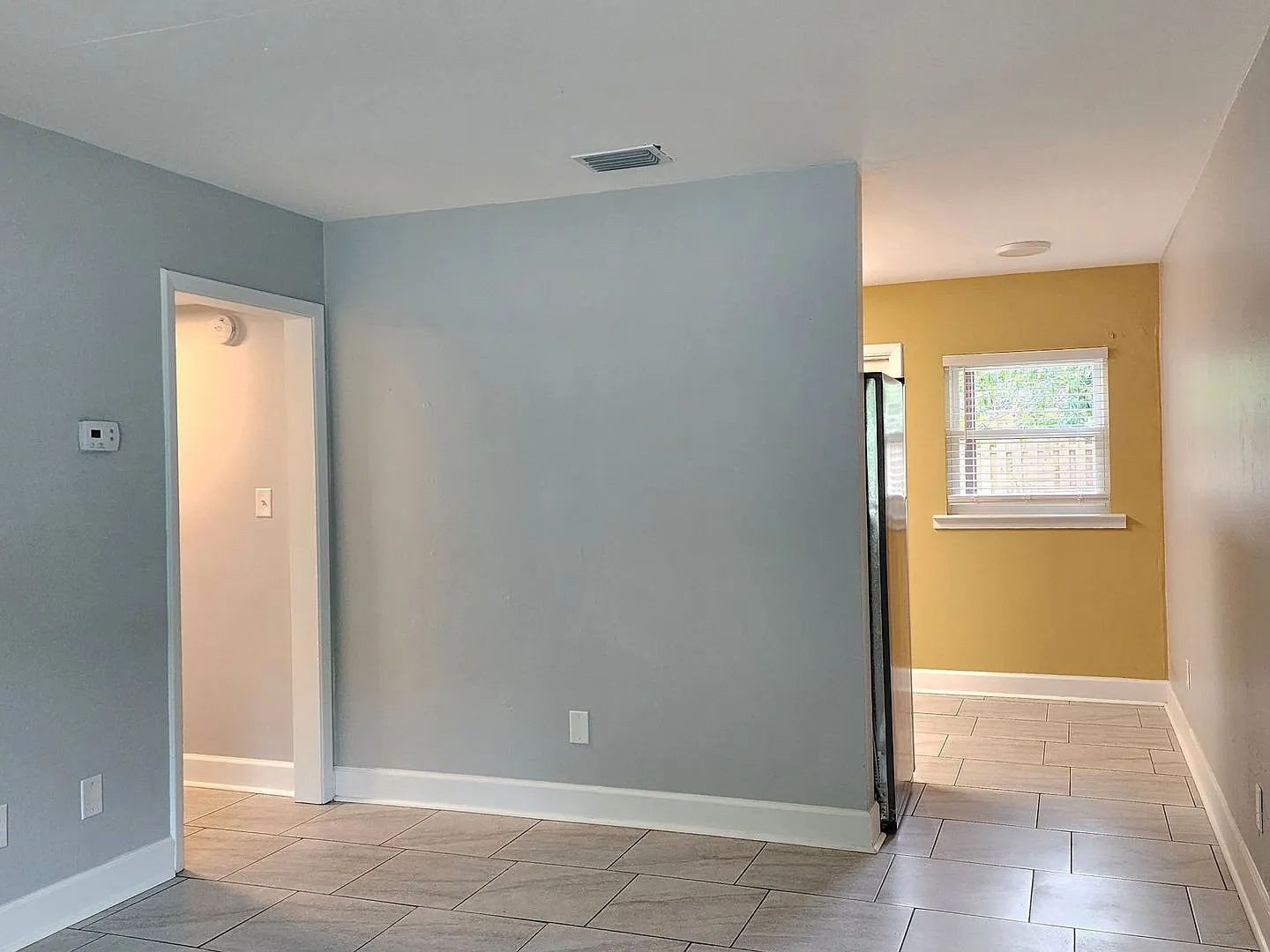 2 bedroom 1 bathroom with fenced yard — Photo 4