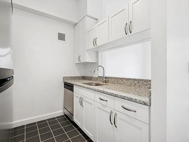 360 W 43rd St #S23A — Photo 6