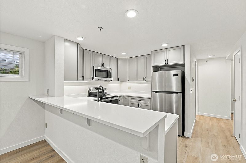 5th image of 2125 California Avenue SW #103