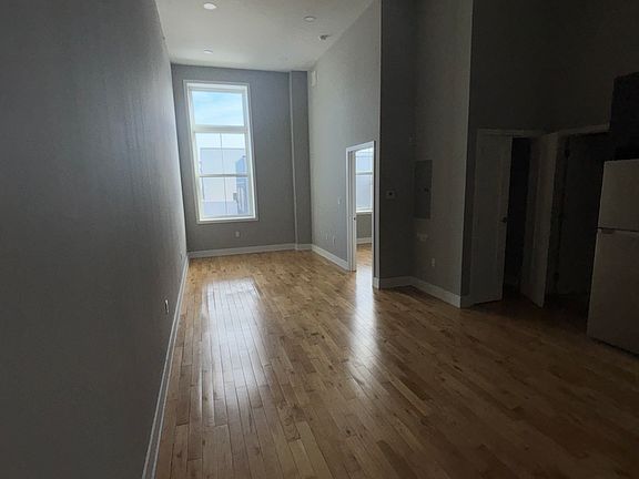 3rd image of 1519 W Girard Ave #305