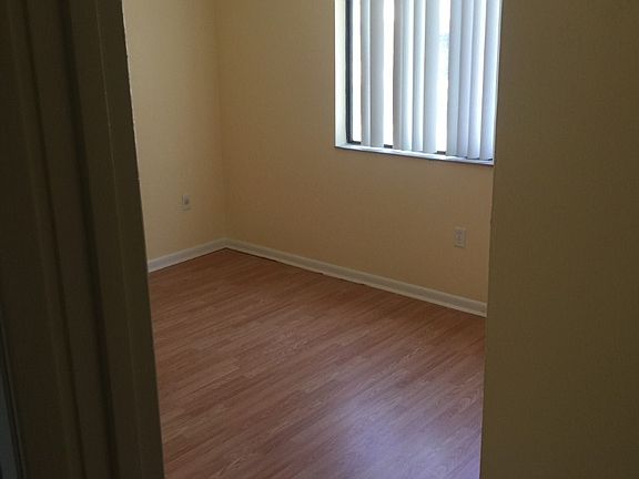 3rd image of 614 Oaks Hollow Ct