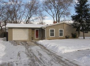 904 Pebble Dr, Wheeling, IL 60090
