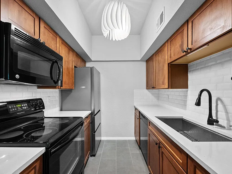 1509 W 39th 1/2 St #108 — Photo 7