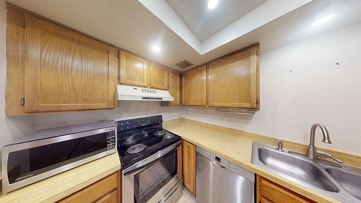 2 bed, 2.0 bath, 1096 sqft, $1,599 — Photo 3