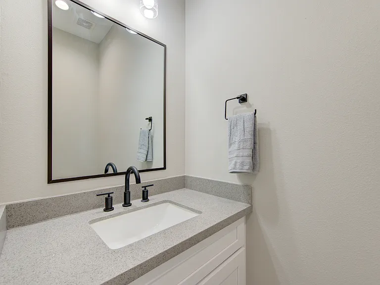 2418 Everett St — Photo 19