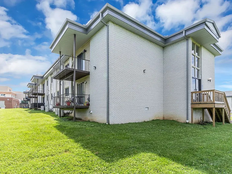 Executive House Apartments — Photo 6
