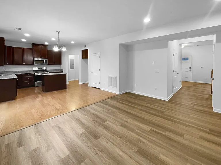 624 Stonebridge Ln — Photo 4