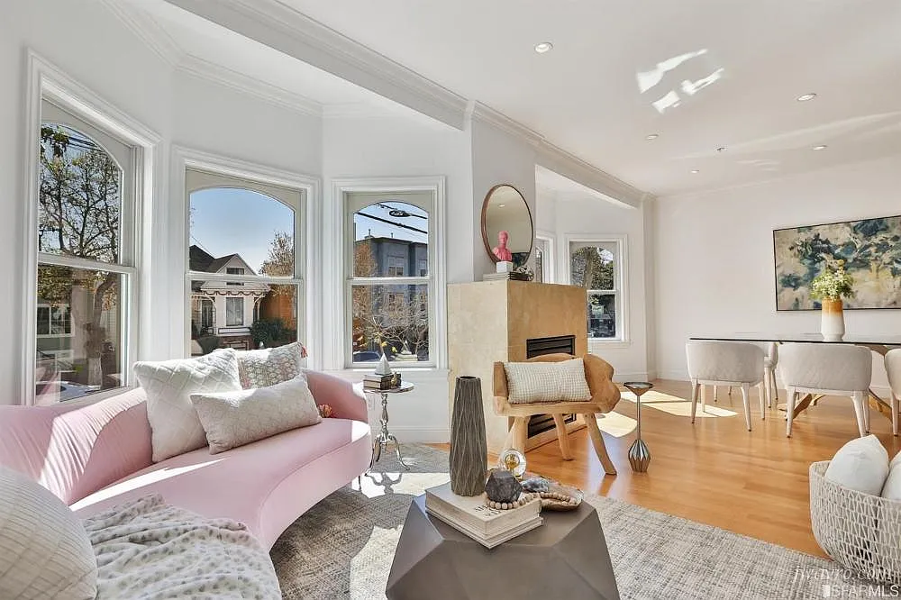 Stunning two-story 3-bedroom, 3-bathroom flat — Photo 1