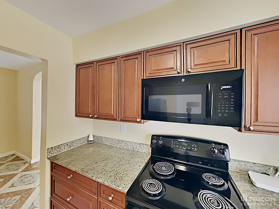 4th image of 2400 Pinetree Dr