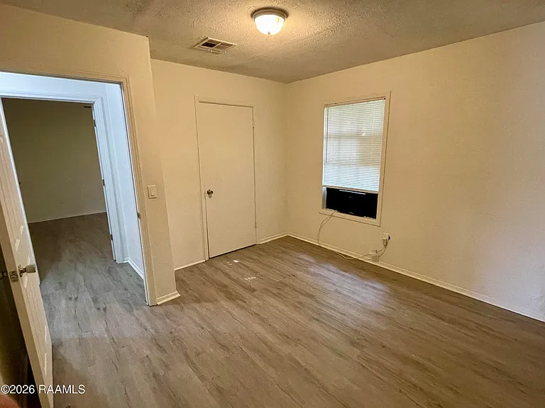 391 W Railroad St #5 — Photo 8