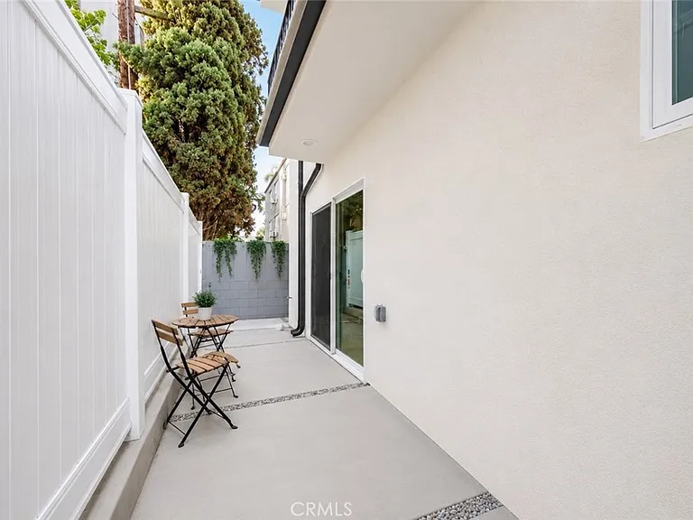 1243 N Sycamore Ave — Photo 4