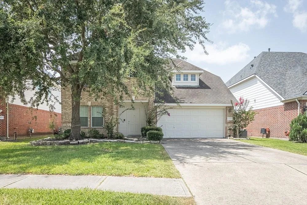 5 bed, 3.0 bath, 2324 sqft, $2,500 — Photo 1