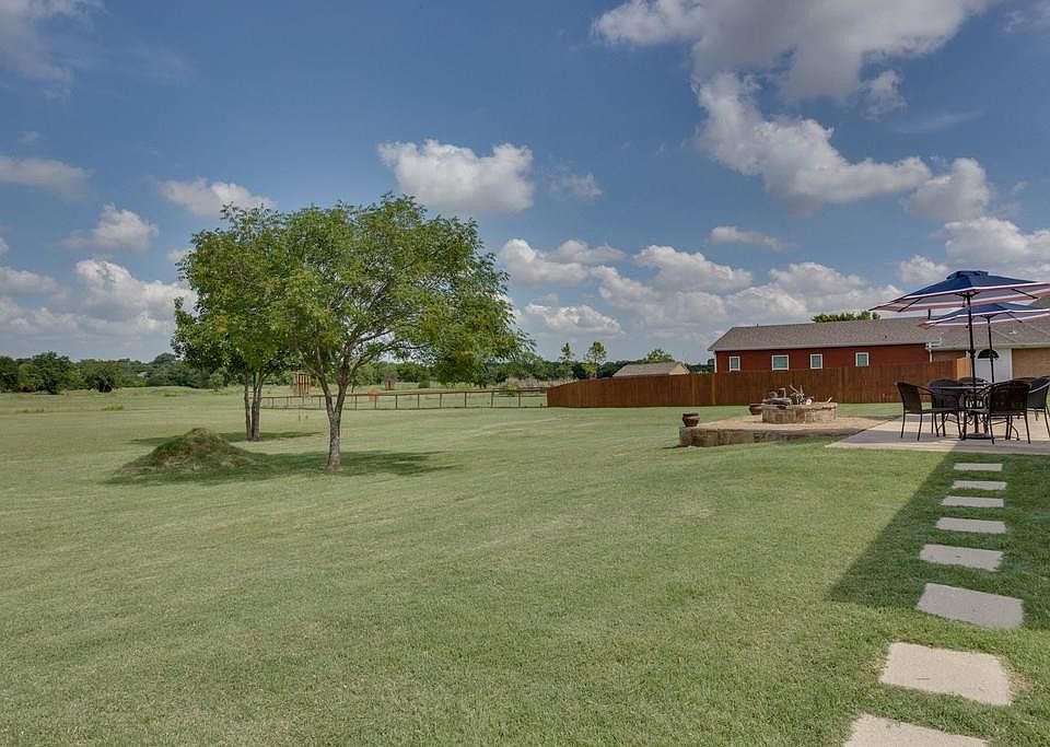 2nd image of 111 Creekview Ln