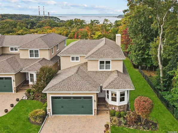 25 Theresa Ln, Port Jefferson, NY 11777