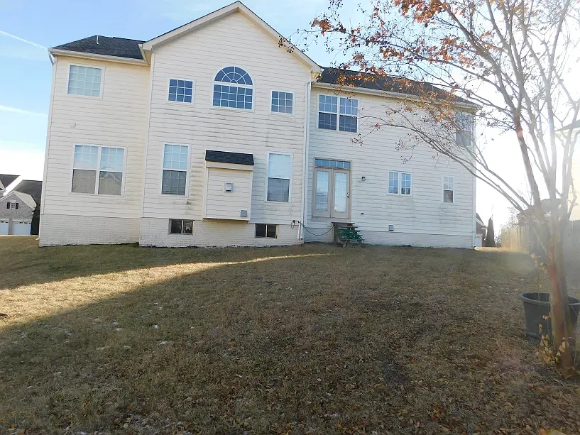 6 bed, 3112 sqft, $810 — Photo 2