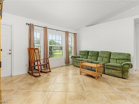 4th image of 608 NE Van Loon Ln