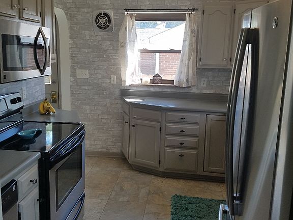 5th image of 849 Sunset Dr
