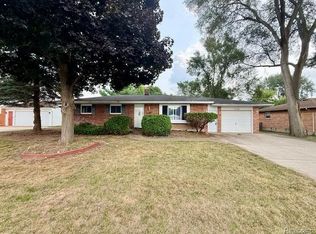 1300 Edgeorge St, Waterford, MI 48327