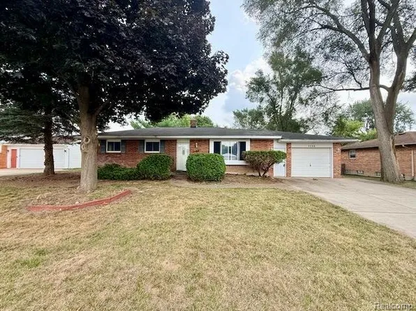 1300 Edgeorge St, Waterford, MI 48327