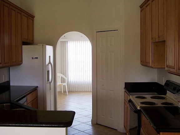 5th image of 826 Frederick Reid St E