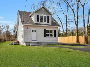 88 N Clinton St, Center Moriches, NY 11934