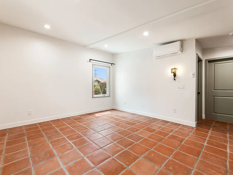 533 E Windsor Rd #A — Photo 8