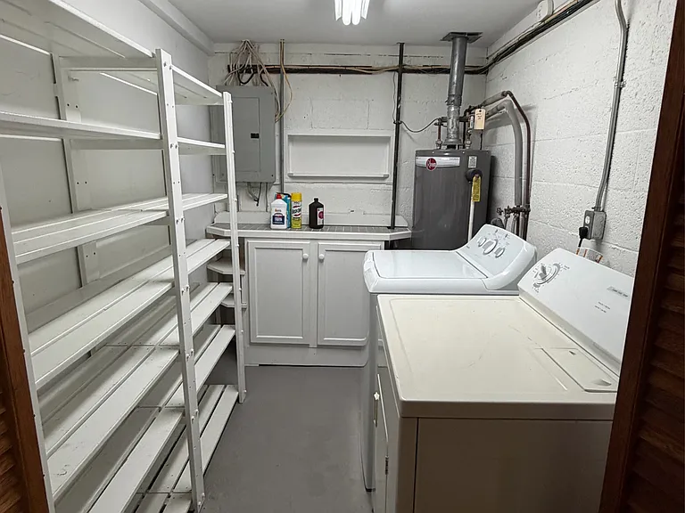 223 W Washington St — Photo 7