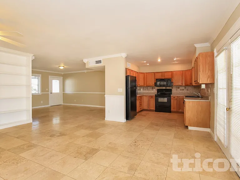 6237 W Marconi Ave — Photo 4