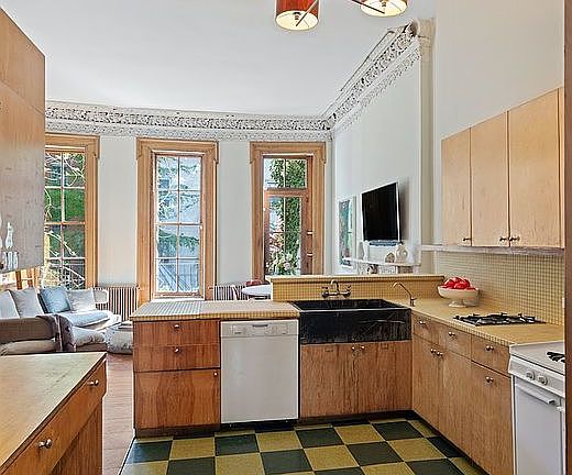 4th image of 50 W 12th St