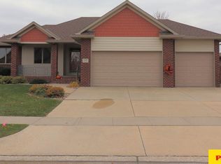 3229 Applewood Dr, Fremont, NE 68025