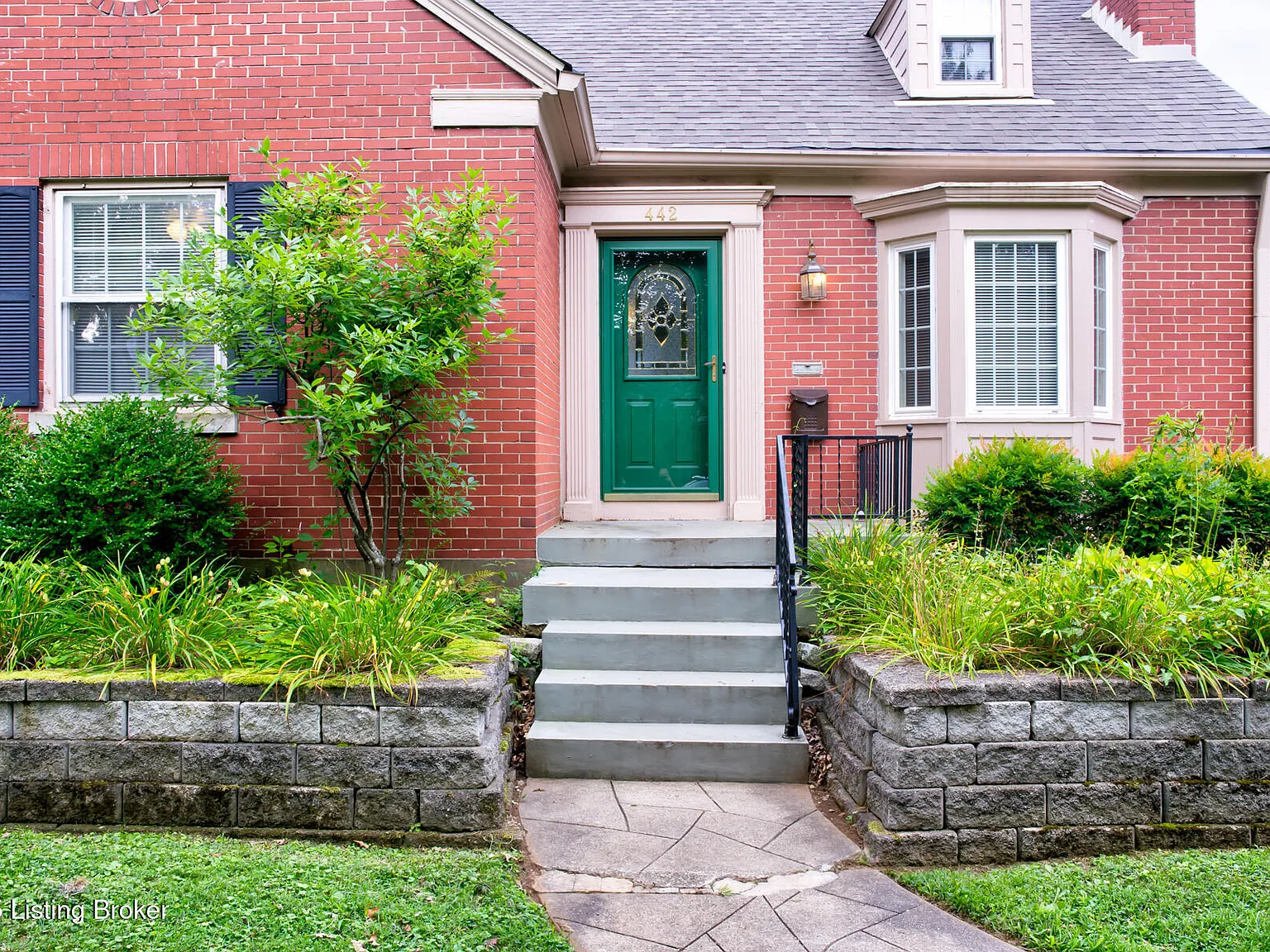 3 bed, 2.0 bath, 1975 sqft, $2,300 — Photo 3