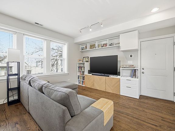 4th image of 2243 W Ainslie St #2W