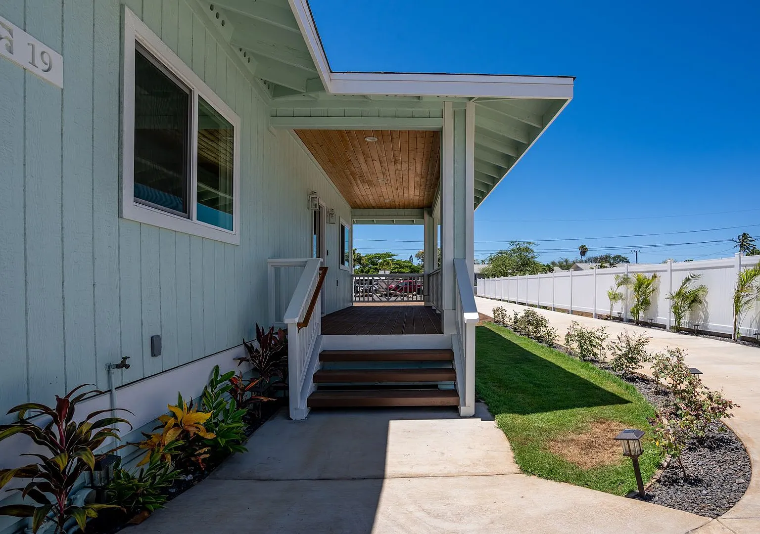 2 Bedroom, 1 Bathroom Oasis with Yard and 1-Car Garage — Photo 2