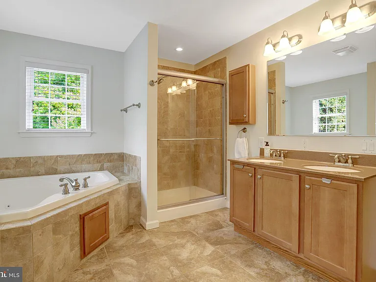 2862 Rosemary Ln — Photo 34