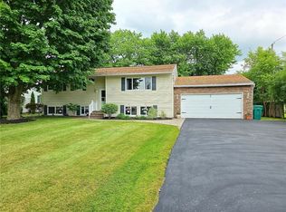 40 Ice Rose Ln, Rochester, NY 14623