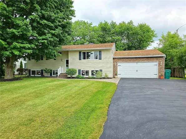 40 Ice Rose Ln, Rochester, NY 14623