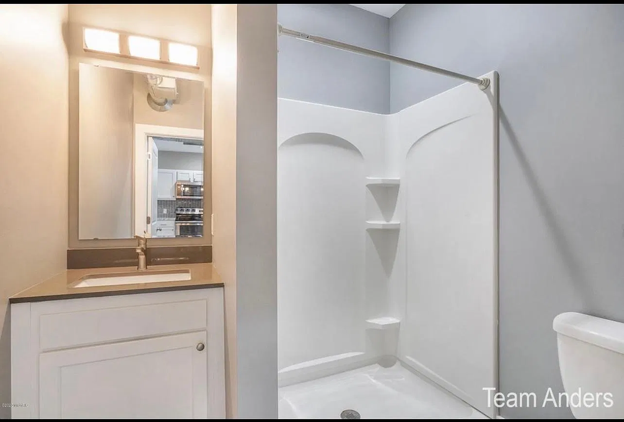 3 bed, 900 sqft, $1,750 — Photo 2