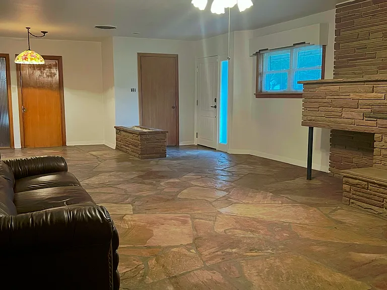 3105 Charles Ave — Photo 5