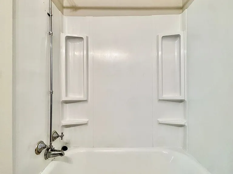638 N Main St — Photo 16
