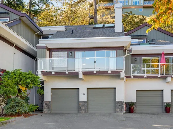 1063 Valewood Trl #16, Saanich, BC V8X 5G5