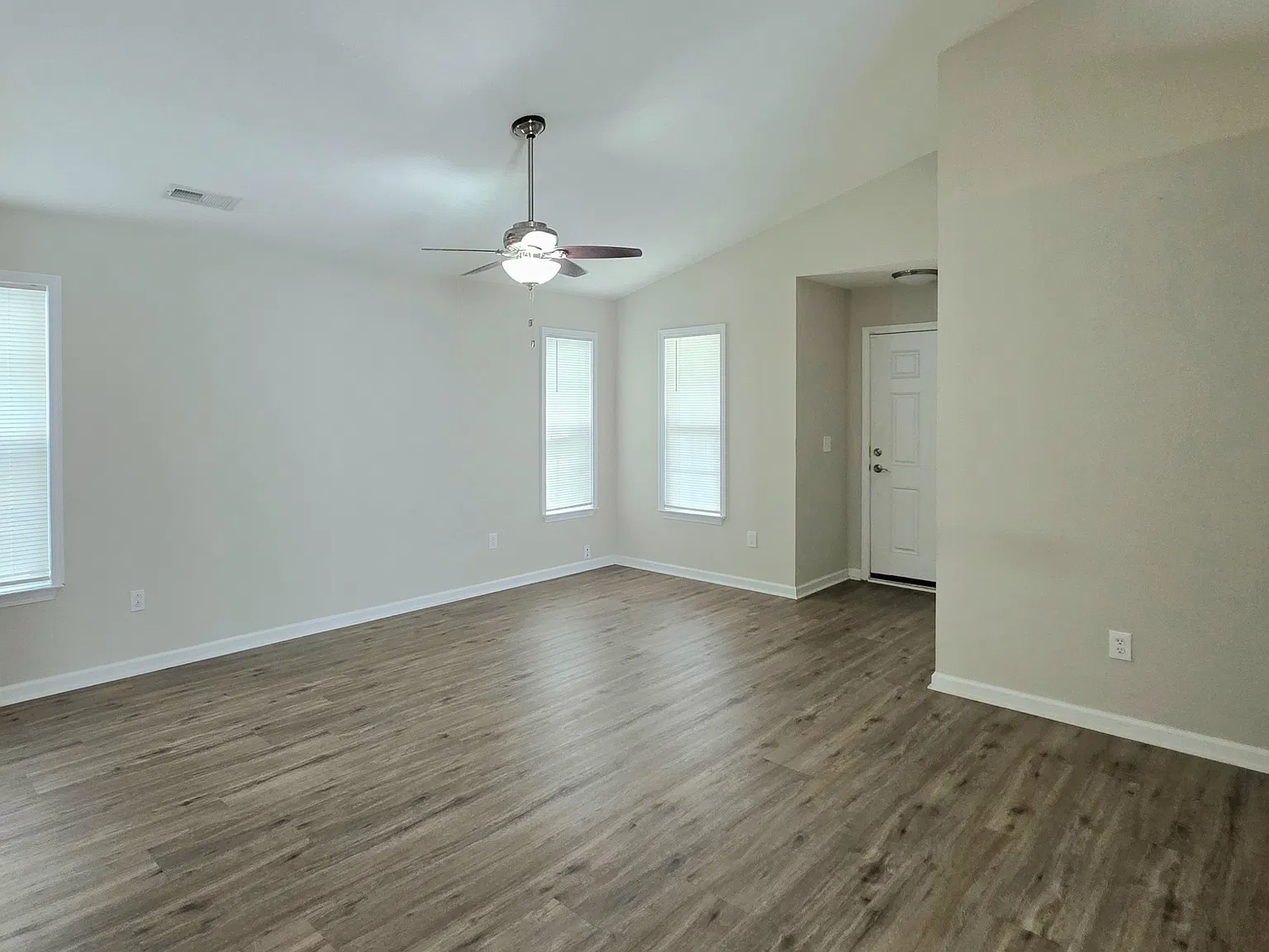 3 bed, 1224 sqft, $2,000 — Photo 2
