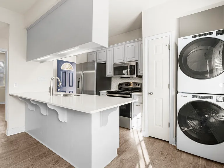2500 Leon St #201 — Photo 8