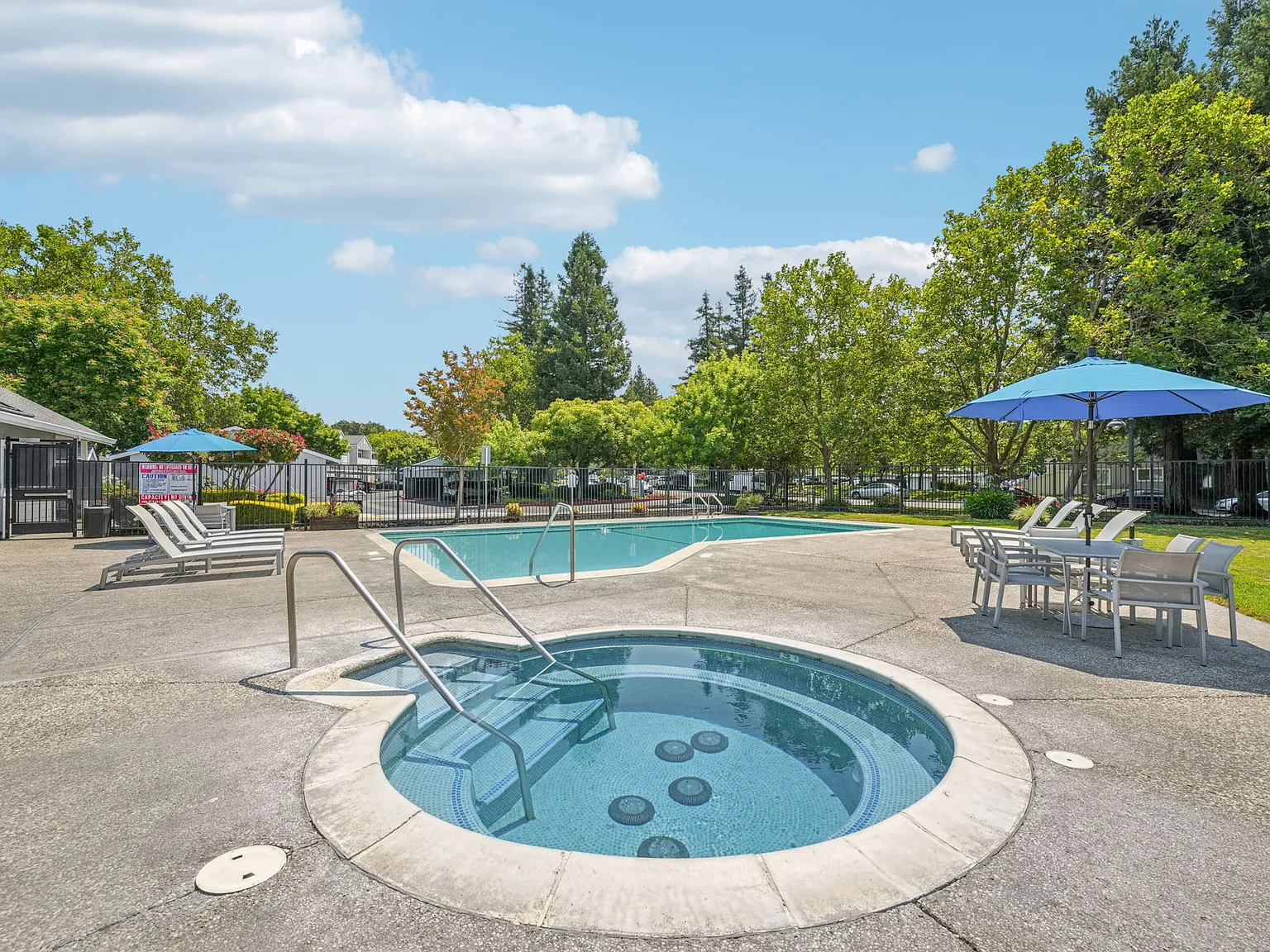 Spring Club Apartments — Photo 4