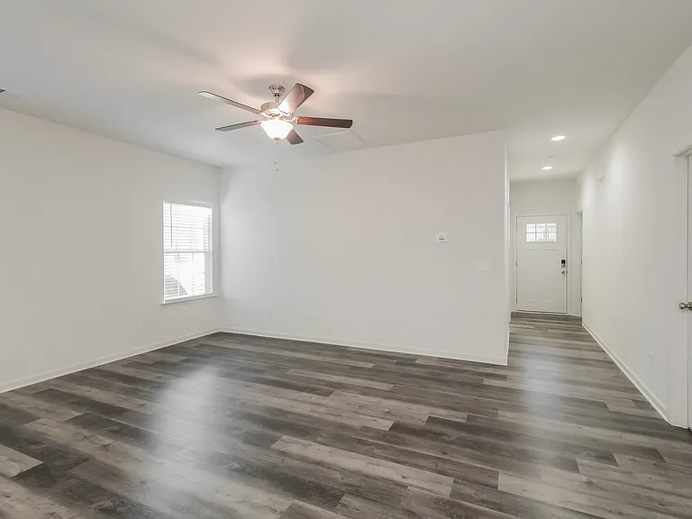 209 E Washington Ave — Photo 4