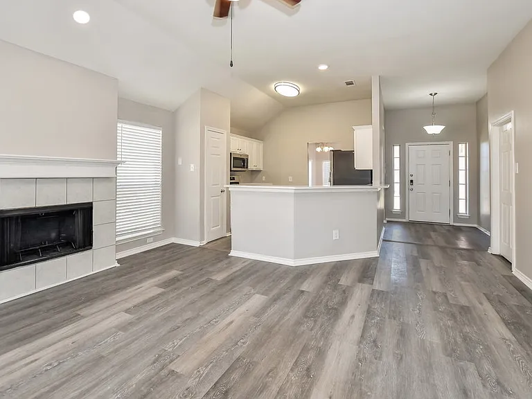 717 Rockett Ln — Photo 3