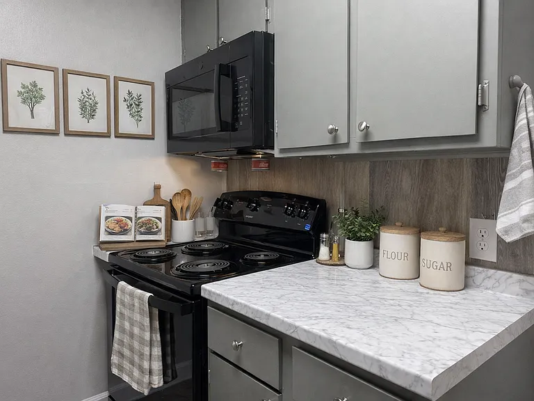 Wind Crest Apartments and Townhomes - Move in Specials Available! — Photo 23