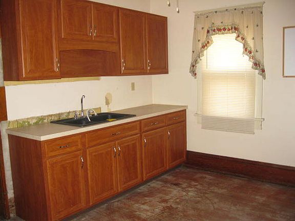 2nd image of 607 N Water St