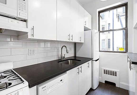 4th image of 15 E 71st St APT 3B